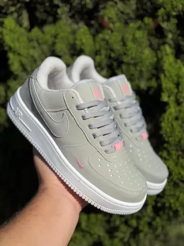 Tênis Nike Air Force 1 Cinza com Detalhes Rosa