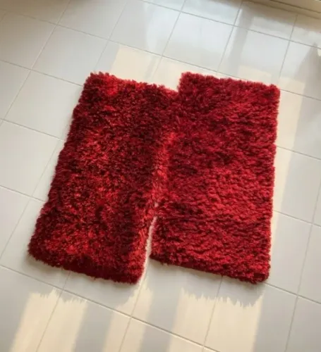 Par de Tapetes Vermelhos Peludos