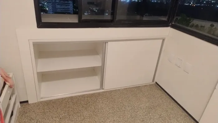 Armário embutido com portas deslizantes