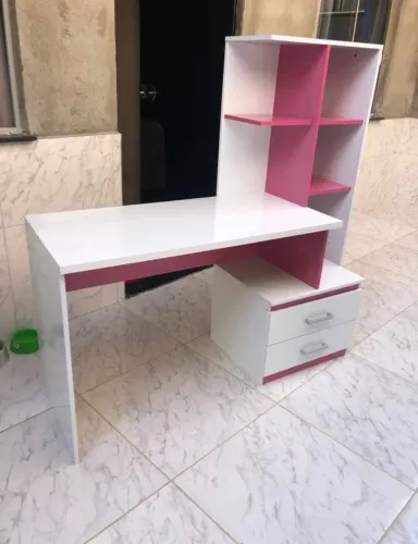 Mesa computador branco rosa