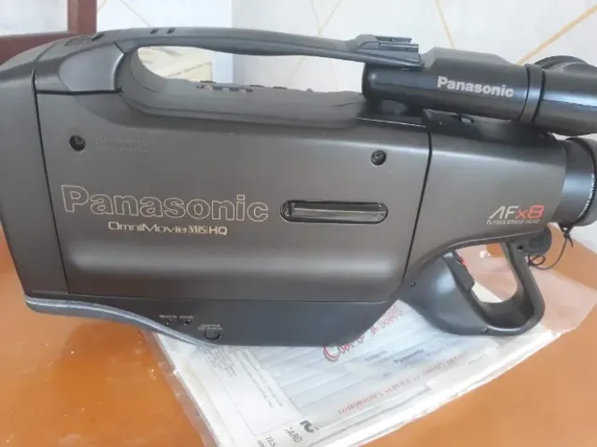Filmadora Panasonic OmniMovie VHS-HQ-AFx8-Na embalagem.