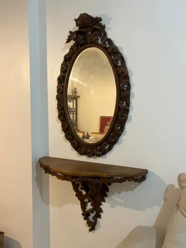 Espelho com prateleira vintage e detalhes entalhados