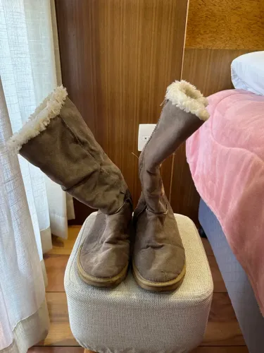 Bota de inverno peluciada confortáveis e estilosas