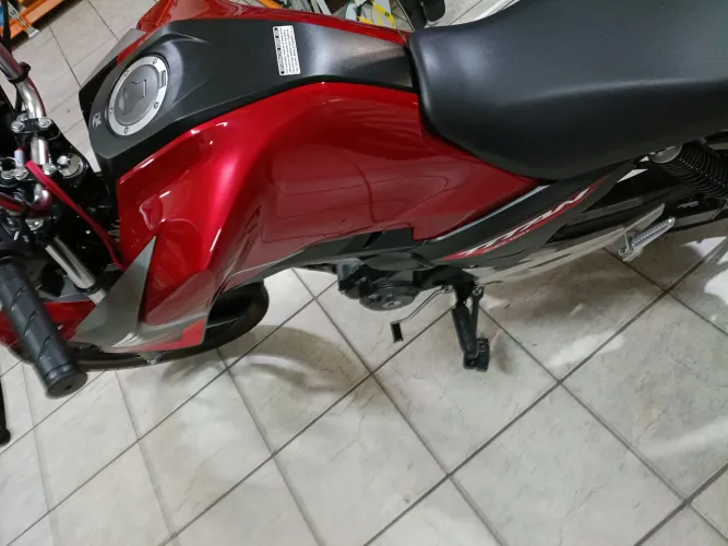 Vendo moto Titan novíssima 160 .completa disco nas duas rodas a versão mais top e completa