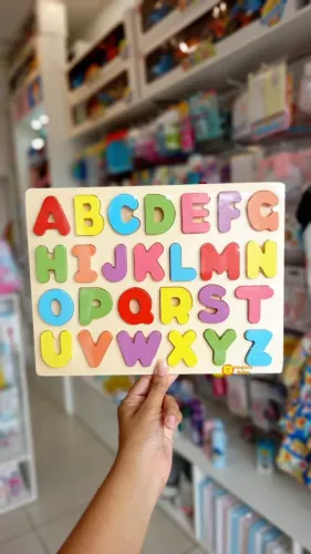 Brinquedo Didático Quadro Encaixe em Madeira, modelo Alfabeto e Números