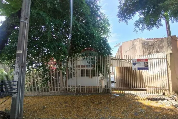 Casa em Madeira com Terreno Amplo - Próxima a Avenida Paraná  Umuarama/PR