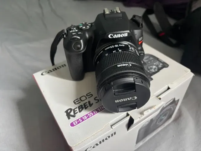 Camera DSLR Canon EOS Rebel SL3 + Lente EF-S 18-55 IS STM