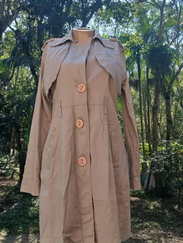 Roupa de frio Trench Coat Bege Clássico