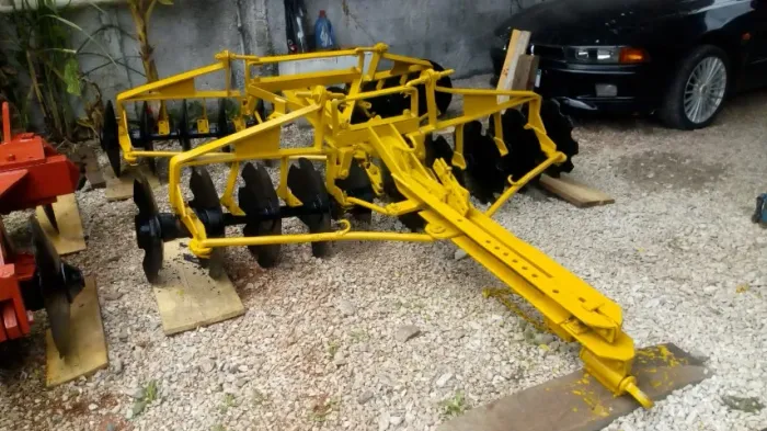 Grade Aradora Niveladora Articulada de 20 Discos - Implemento Agrícola para Trator