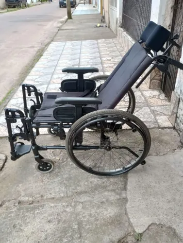 Cadeira de rodas R$900,00 COHAB GUAÍBA 