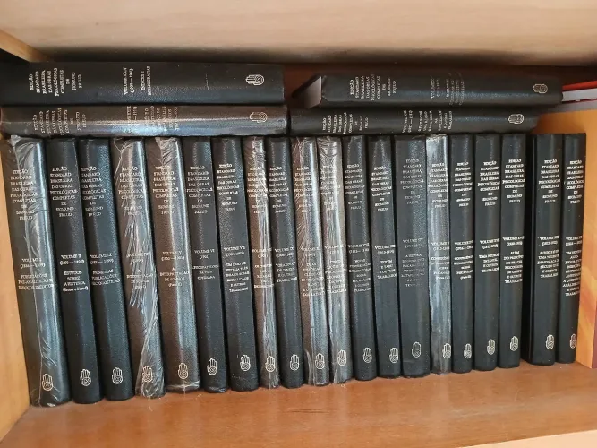 Coleção completa capa dura cor preta Freud 