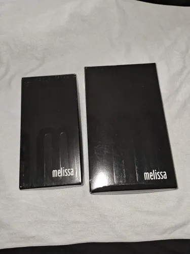 Duas caixas vazias para sandália Melissa 
