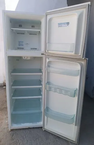 Vende-se mesa de jantar com 6 cadeiras e uma geladeira frost free.