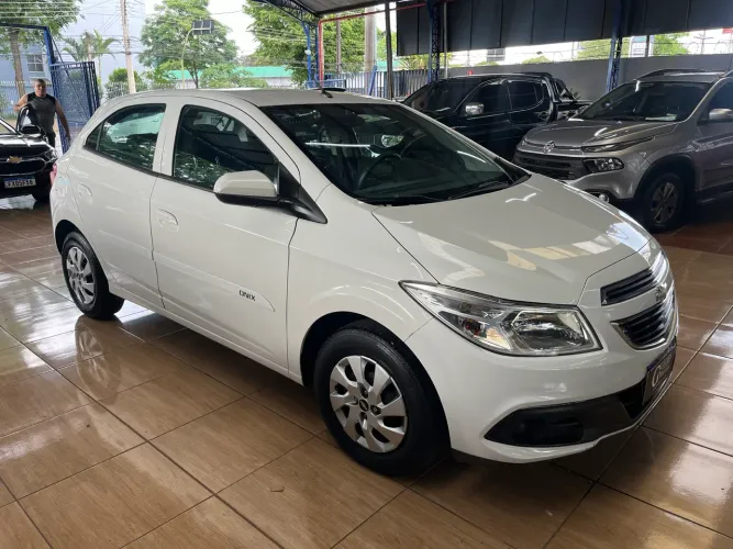 Chevrolet Onix Hatch LT 1.0 8V Flex Power Mec. 4P 2013