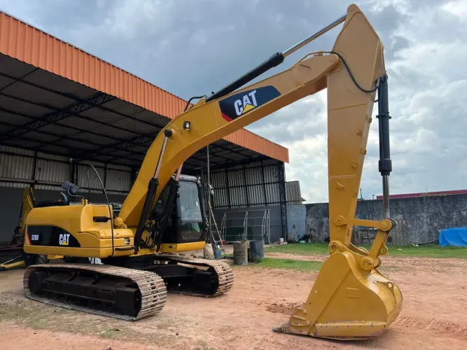 ESCAVADEIRA CAT 320D - DISPONÍVEL
