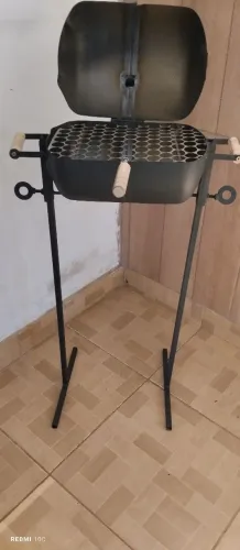 Churrasqueira Portátil A bafo pequena com pés desmontável