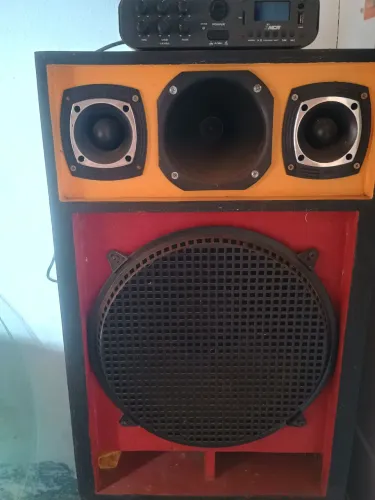 Caixa de som com amplificador