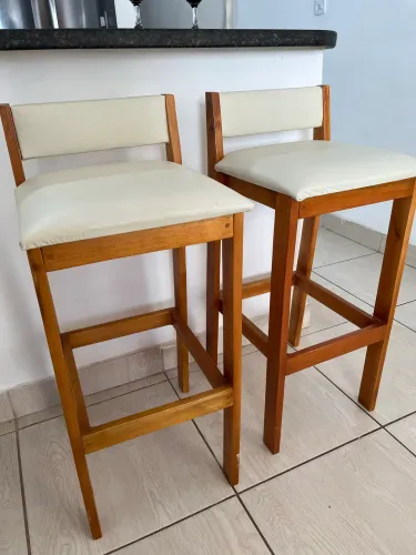 Banquetas de madeira (2 juntas)