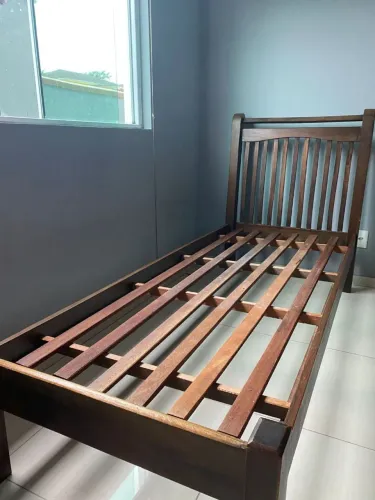 Cama de solteiro em madeira para colchão de 0.78 X 1.88 semi nova con lastro perfeito.