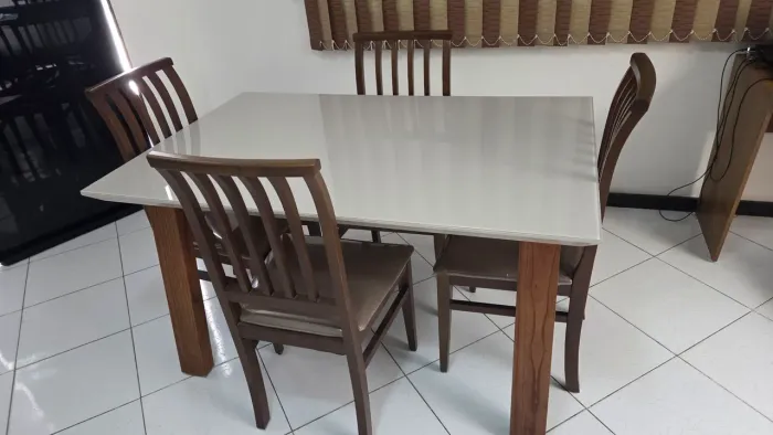 Vende-se mesa com 4 cadeiras