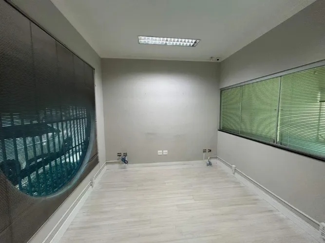 Casa comercial com 7 salas, 126 m² na Vila Tank