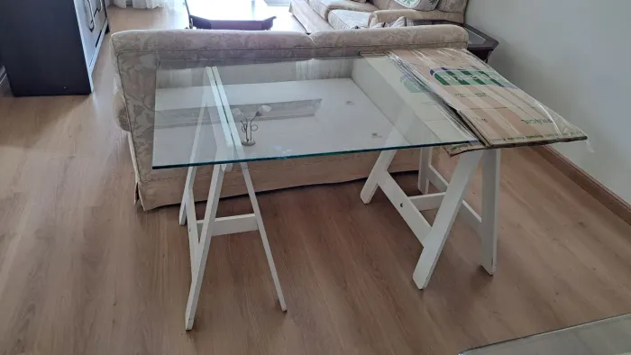 Mesa de vidro com cavaletes