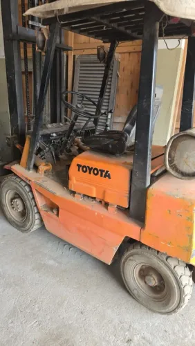 Vendo ou troco empilhadeira Toyota 