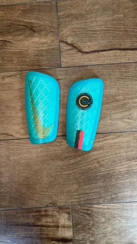 Caneleira Nike CR7 Mercurial Lite