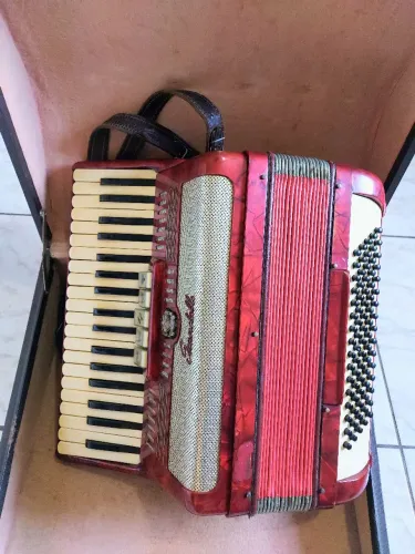 Acordeon Scandalli italiana 80 baixos vermelha