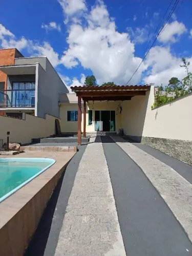 Casa semimobiliada com piscina no bairro Águas Claras em Brusque!