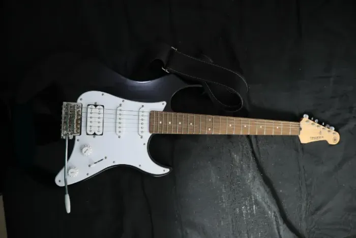 Guitarra Yamaha Pacifica 012 - Nova - Made in Indonesia