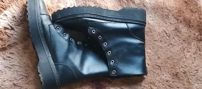 Vende-se um par de bota conturno