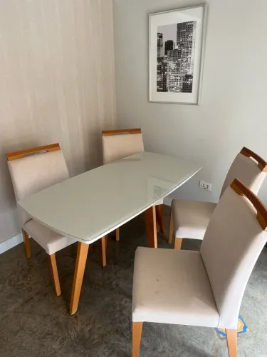 Mesa de jantar usada PRECISO VENDER marca Rudnik toda em madeira bem resistente.4 lugares