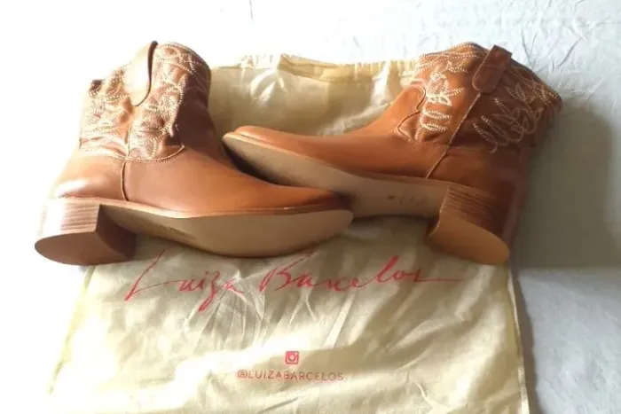 Bota Feminina marca Luiza Barcelos, tamanho 39, em couro, nova