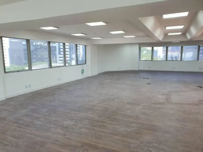 Conjunto Comercial de Alto Padrão na Cidade Monções: 204m², 4 Vagas de Garagem! Venha conf