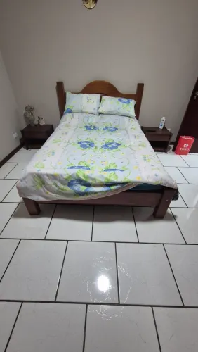 Cama de casal em Angelim pedra. 