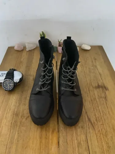Bota Coturno Cano Curto Preta Tratorada com Cadarço Brilhante
