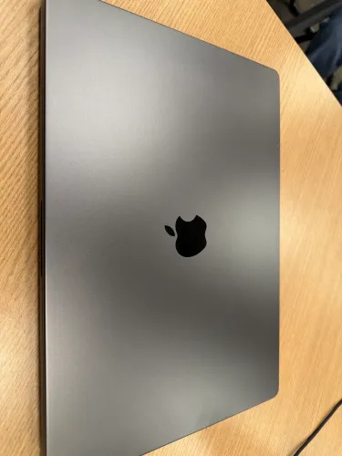 MacBook Pro de 16? com M3 Pro, CPU de 12 núcleos, GPU de 18 núcleos e 18 GB de memória.