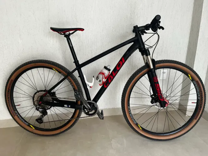 Bicicleta Aro 29 - Caloi - 12v Grupo Deore + capacete + sapatilha