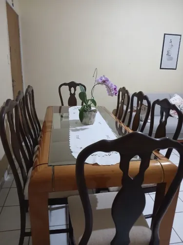 Mesa madeira 8 cadeiras 