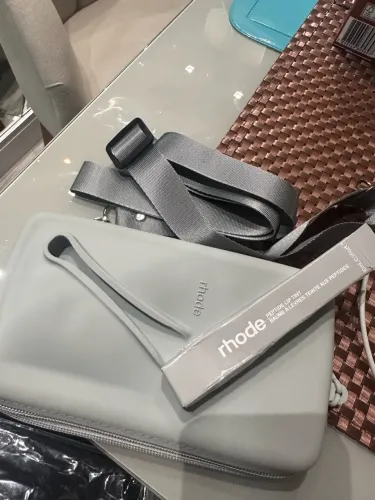 Bolsa Rhode + lip gloss