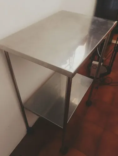 BANCADA DE INOX 0,60CM X 0,42CM, DUAS PRATELEIRAS E RODINHAS