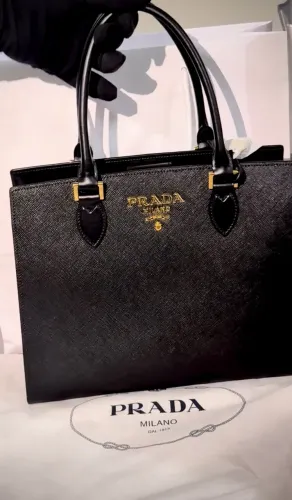 PRADA- Bolsa estruturada/ Couro Safiano