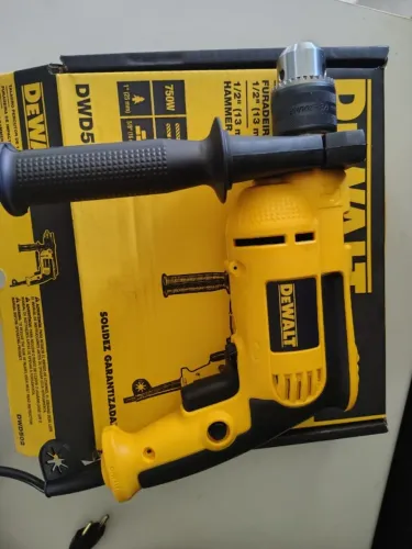 Furadeira de Impacto 13mm 750W DEWALT DWD502 Com Velocidade Variável e Reversível