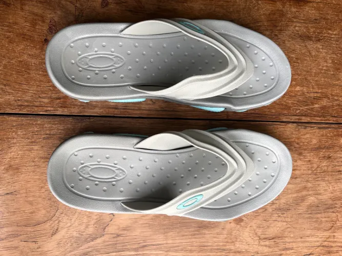 Chinelo Oakley Titan Stone Grey