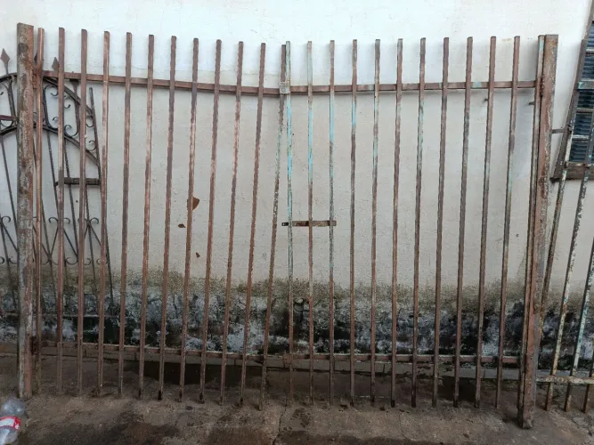 Portão de Ferro Grade 2,50m x 2,00m - Ótimo Estado / Garagem e Quintal