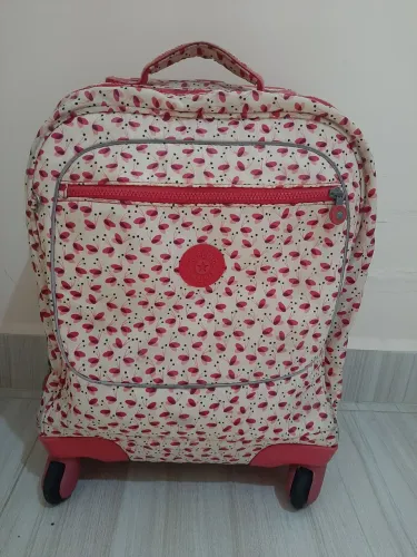 Mala Kipling original com rodinhas, estampada