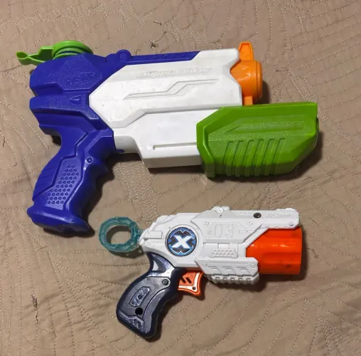2 nerf?s (água a bala)
