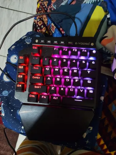 Teclado de uma mão E-YOOSO semi novo,cabo removível, com vários RGBS faço descontos