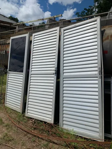 Porta de alumínio 2,10 x 0,80